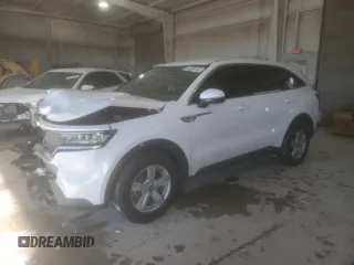 2021 Kia Sorento LX z VIN 5XYRG4LC2MG050981, wystawiony jako Copart lot #46098165 z przebiegiem 55 636 mil mil oraz Szkody całkowita. Historia ofert i sprzedaży dostępna na DreamBid. Obrazek 1.