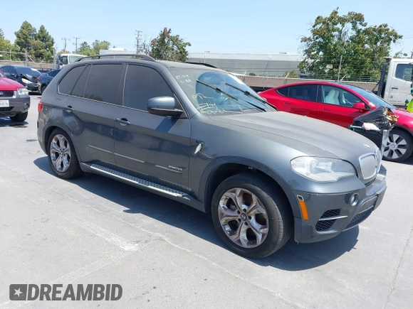 2013 BMW X5 xDrive50i z VIN 5UXZV8C5XD0C17142, wystawiony jako IAAI lot #42528433 z przebiegiem 84 886 mil mil oraz . Historia ofert i sprzedaży dostępna na DreamBid. Obrazek 1.