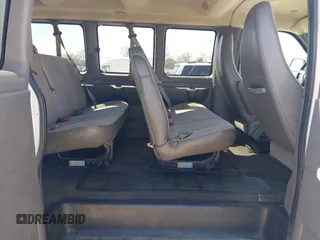 2015 Chevrolet Express Passenger LT z VIN 1GAZG1FGXF1186123, wystawiony jako IAAI lot #42023980 z przebiegiem 74 532 mil mil oraz . Historia ofert i sprzedaży dostępna na DreamBid. Obrazek 8.