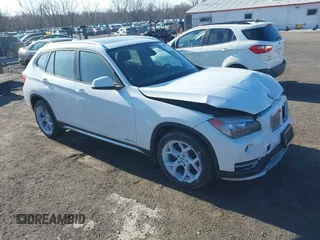 2015 BMW X1 xDrive28i z VIN WBAVL1C57FVY25598, wystawiony jako IAAI lot #41860463 z przebiegiem Nie podano mil oraz . Historia ofert i sprzedaży dostępna na DreamBid. Obrazek 1.