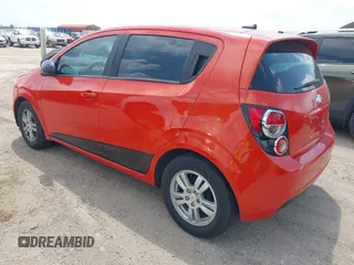 2012 Chevrolet Sonic LS z VIN 1G1JA6SH3C4116855, wystawiony jako IAAI lot #42513686 z przebiegiem Nie podano mil oraz . Historia ofert i sprzedaży dostępna na DreamBid. Obrazek 3.