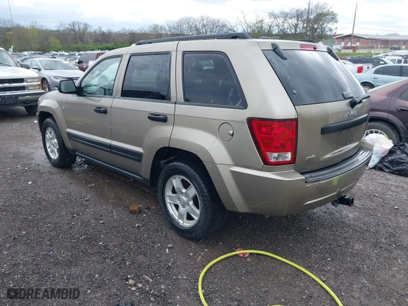 2005 Jeep Grand Cherokee Laredo with VIN 1J4HR48N25C608120, listed as a IAAI auction lot 41933071 with 213,189 mi miles. Bid and sale history available at carsss.com. Image 3.