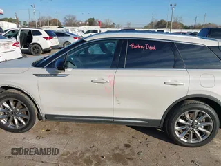 2021 Lincoln Corsair Standard z VIN 5LMCJ1C93MUL03744, wystawiony jako IAAI lot #41402915 z przebiegiem 56 051 mil mil oraz . Historia ofert i sprzedaży dostępna na DreamBid. Obrazek 15.
