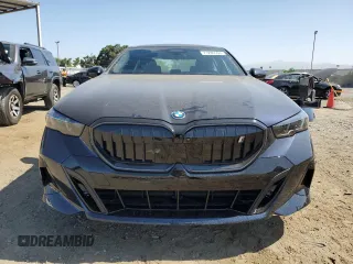 2024 BMW i5 eDrive40 z VIN WBY33FK04RCR21619, wystawiony jako Copart lot #71286594 z przebiegiem 6270 mil mil oraz Szkody całkowita. Historia ofert i sprzedaży dostępna na DreamBid. Obrazek 5.