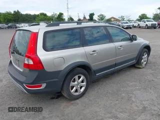 2008 Volvo XC70 z VIN YV4BZ982781035503, wystawiony jako IAAI lot #41821312 z przebiegiem 135 389 mil mil oraz . Historia ofert i sprzedaży dostępna na DreamBid. Obrazek 4.