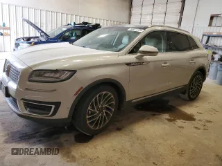 2019 Lincoln Nautilus Reserve z VIN 2LMPJ6L94KBL67011, wystawiony jako Copart lot #50871225 z przebiegiem Nie podano mil oraz Szkoda całkowita • Salvage title. Historia ofert i sprzedaży dostępna na DreamBid. Obrazek 1.
