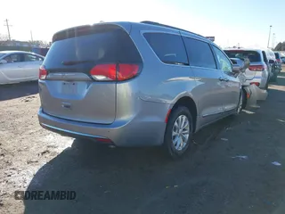 2017 Chrysler Pacifica Touring L z VIN 2C4RC1BG3HR569442, wystawiony jako IAAI lot #41467452 z przebiegiem Nie podano mil oraz . Historia ofert i sprzedaży dostępna na DreamBid. Obrazek 4.