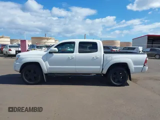 2014 Toyota Tacoma PreRunner z VIN 3TMJU4GN8EM160522, wystawiony jako IAAI lot #42207788 z przebiegiem 103 361 mil mil oraz . Historia ofert i sprzedaży dostępna na DreamBid. Obrazek 14.
