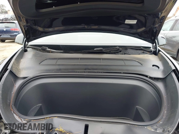 2025 Tesla Model Y Long Range z VIN 7SAYGDED8SF259764, wystawiony jako IAAI lot #42095888 z przebiegiem 2 685 mil mil oraz . Historia ofert i sprzedaży dostępna na DreamBid. Obrazek 10.