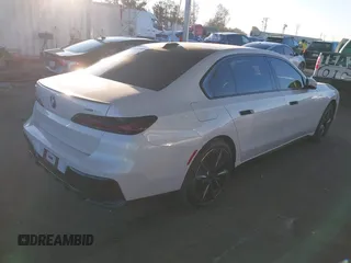 2023 BMW i7 xDrive60 z VIN WBY53EJ06PCN64039, wystawiony jako IAAI lot #40752159 z przebiegiem 8837 mil mil oraz . Historia ofert i sprzedaży dostępna na DreamBid. Obrazek 4.