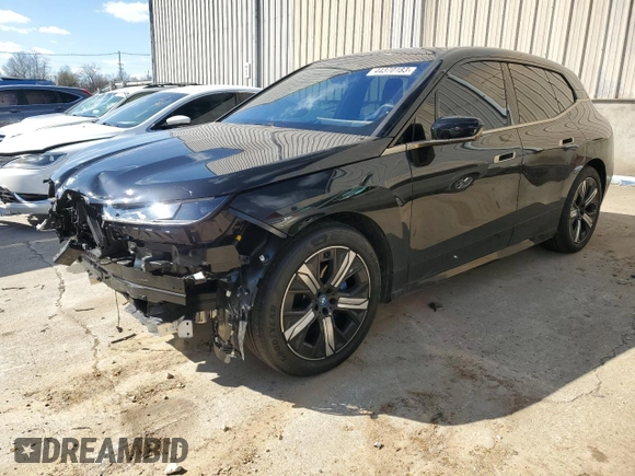 2023 BMW iX xDrive50 z VIN WB523CF04PCL57730, wystawiony jako Copart lot #44370183 z przebiegiem 5 038 mil mil oraz . Historia ofert i sprzedaży dostępna na DreamBid. Obrazek 1.