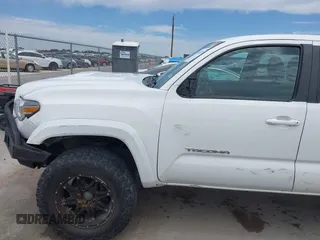 2017 Toyota Tacoma SR5 z VIN 5TFCZ5ANXHX065886, wystawiony jako IAAI lot #42308228 z przebiegiem 294 931 mil mil oraz . Historia ofert i sprzedaży dostępna na DreamBid. Obrazek 6.