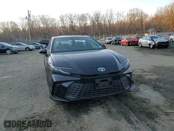 2025 Toyota Camry LE z VIN 4T1DBADK3SU510279, wystawiony jako Copart lot #46408205 z przebiegiem 7 274 mil mil oraz Szkoda całkowita • Salvage title. Historia ofert i sprzedaży dostępna na DreamBid. Obrazek 11.