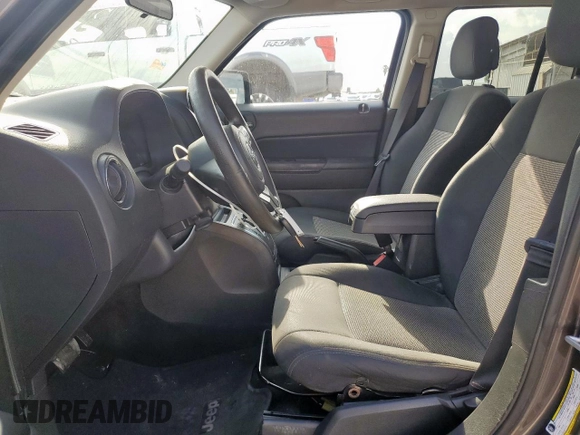 2015 Jeep Patriot Sport z VIN 1C4NJPBBXFD204557, wystawiony jako Copart lot #59544745 z przebiegiem 136 158 mil mil oraz Czysty tytuł • Clean title. Historia ofert i sprzedaży dostępna na DreamBid. Obrazek 7.