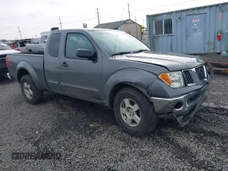 2007 Nissan Frontier SE z VIN 1N6AD06U97C442798, wystawiony jako IAAI lot #41548424 z przebiegiem 230 153 mil mil oraz . Historia ofert i sprzedaży dostępna na DreamBid. Obrazek 1.