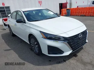 2025 Nissan Altima SV z VIN 1N4BL4DV7SN377417, wystawiony jako IAAI lot #42519831 z przebiegiem 4 673 mil mil oraz . Historia ofert i sprzedaży dostępna na DreamBid. Obrazek 1.