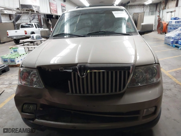 2005 Lincoln Navigator Luxury with VIN 5LMFU275X5LJ19216, listed as a IAAI auction lot 41641059 with 133,888 mi miles. Bid and sale history available at carsss.com. Image 12.