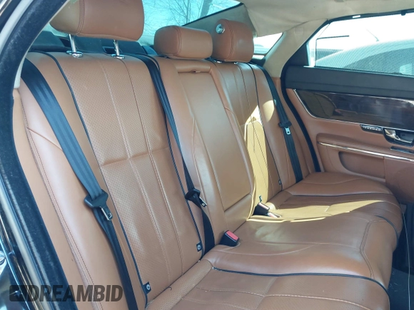 2013 Jaguar XJ Portfolio z VIN SAJWJ2GD0D8V49329, wystawiony jako IAAI lot #41829426 z przebiegiem 125 584 mil mil oraz . Historia ofert i sprzedaży dostępna na DreamBid. Obrazek 8.