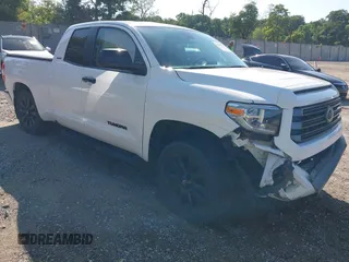 2021 Toyota Tundra Limited z VIN 5TFBY5F10MX988652, wystawiony jako IAAI lot #42537658 z przebiegiem 51 566 mil mil oraz . Historia ofert i sprzedaży dostępna na DreamBid. Obrazek 1.