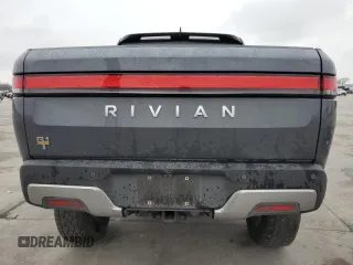 2022 Rivian R1T Launch Edition with VIN 7FCTGAAL7NN002288, listed as a Copart auction lot 43393815 with 46,927 mi miles and Salvage Title. Bid and sale history available at carsss.com. Image 6.