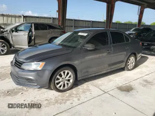 2015 Volkswagen Jetta SE z VIN 3VWD17AJ8FM250443, wystawiony jako Copart lot #58495685 z przebiegiem 159 448 mil mil oraz Czysty tytuł • Clean title. Historia ofert i sprzedaży dostępna na DreamBid. Obrazek 1.