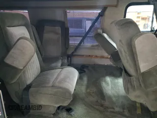 1984 Chevrolet Chevy Van z VIN 1GBEG25HXE7178870, wystawiony jako Copart lot #49771585 z przebiegiem 72 106 mil mil oraz Czysty tytuł • Clean title. Historia ofert i sprzedaży dostępna na DreamBid. Obrazek 11.