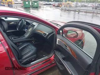 2015 Lincoln MKZ z VIN 3LN6L2GK8FR616005, wystawiony jako IAAI lot #42804770 z przebiegiem 241 352 mil mil oraz . Historia ofert i sprzedaży dostępna na DreamBid. Obrazek 5.