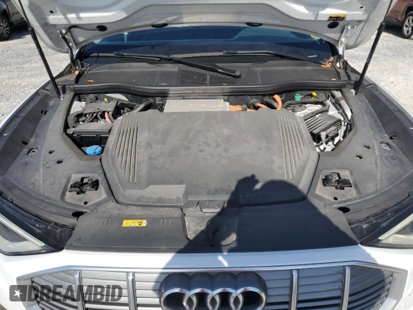 2022 Audi e-tron Premium z VIN WA1AAAGE0NB023860, wystawiony jako Copart lot #57395415 z przebiegiem 52 335 mil mil oraz Nie do naprawy. Historia ofert i sprzedaży dostępna na DreamBid. Obrazek 12.