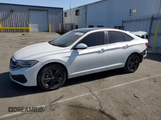 2024 Volkswagen Jetta SE z VIN 3VW7M7BU8RM040426, wystawiony jako Copart lot #51654665 z przebiegiem 20 589 mil mil oraz Szkoda całkowita • Salvage title. Historia ofert i sprzedaży dostępna na DreamBid. Obrazek 1.