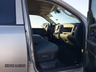 2013 Ram 2500 Tradesman z VIN 3C6UR5CL2DG550173, wystawiony jako IAAI lot #40865715 z przebiegiem 110 829 mil mil oraz . Historia ofert i sprzedaży dostępna na DreamBid. Obrazek 5.