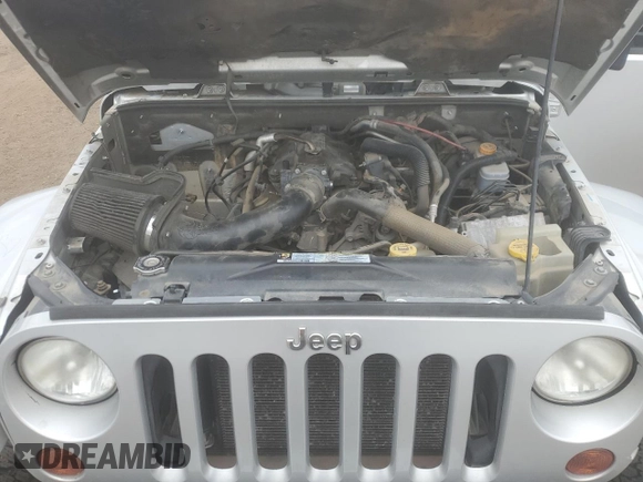 2010 Jeep Wrangler Sahara z VIN 1J4GA5D18AL182858, wystawiony jako Copart lot #57601695 z przebiegiem Nie podano mil oraz Czysty tytuł • Clean title. Historia ofert i sprzedaży dostępna na DreamBid. Obrazek 12.