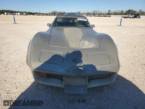 1982 Chevrolet Corvette z VIN 1G1AY0789C5114023, wystawiony jako Copart lot #81770764 z przebiegiem 3726 mil mil oraz Czysty tytuł • Clean title. Historia ofert i sprzedaży dostępna na DreamBid. Obrazek 5.