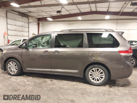 2013 Toyota Sienna XLE AAS z VIN 5TDYK3DC6DS386235, wystawiony jako IAAI lot #42191706 z przebiegiem 144 328 mil mil oraz . Historia ofert i sprzedaży dostępna na DreamBid. Obrazek 15.