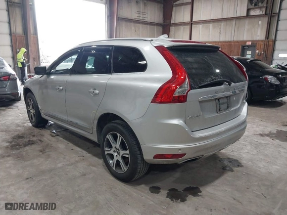 2015 Volvo XC60 T6 Platinum with VIN YV4902RM8F2651797, listed as a IAAI auction lot 41567952 with 230,868 mi miles. Bid and sale history available at carsss.com. Image 3.