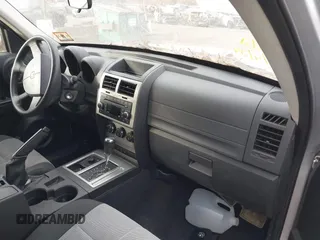 2008 Dodge Nitro SXT z VIN 1D8GU28K68W105186, wystawiony jako IAAI lot #40786126 z przebiegiem 176 538 mil mil oraz . Historia ofert i sprzedaży dostępna na DreamBid. Obrazek 5.