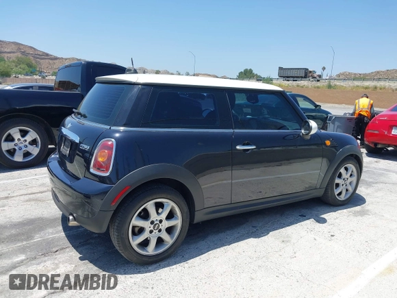 2008 MINI Hardtop z VIN WMWMF33528TT64971, wystawiony jako IAAI lot #42374839 z przebiegiem 119 385 mil mil oraz . Historia ofert i sprzedaży dostępna na DreamBid. Obrazek 14.