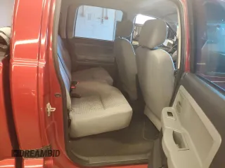 2008 Dodge Dakota SXT z VIN 1D7HW38K18S581829, wystawiony jako Copart lot #76459194 z przebiegiem 197 406 mil mil oraz Czysty tytuł • Clean title. Historia ofert i sprzedaży dostępna na DreamBid. Obrazek 10.