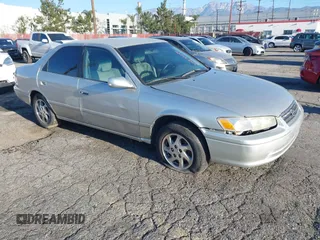 2001 Toyota Camry CE z VIN 4T1BG22KX1U091816, wystawiony jako IAAI lot #41870244 z przebiegiem 272 031 mil mil oraz . Historia ofert i sprzedaży dostępna na DreamBid. Obrazek 1.