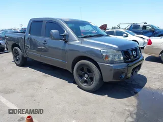 2005 Nissan Titan LE z VIN 1N6AA07A45N507412, wystawiony jako IAAI lot #42585131 z przebiegiem 214 810 mil mil oraz . Historia ofert i sprzedaży dostępna na DreamBid. Obrazek 1.