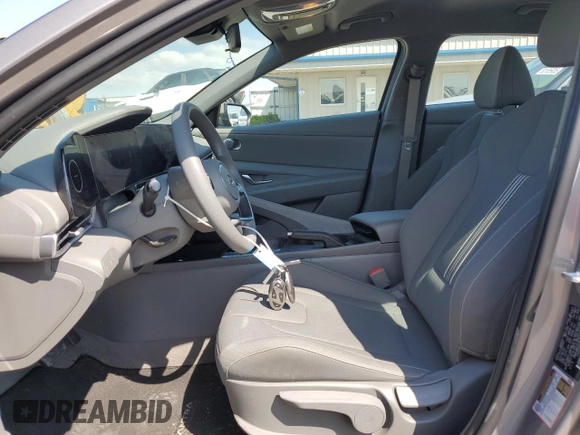 2024 Hyundai Elantra SEL z VIN KMHLM4DG2RU675916, wystawiony jako Copart lot #53043225 z przebiegiem 9 169 mil mil oraz Szkoda całkowita • Salvage title. Historia ofert i sprzedaży dostępna na DreamBid. Obrazek 7.