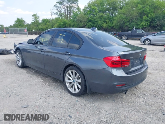 2018 BMW 3 Series 320i xDrive z VIN WBA8A3C55JA358857, wystawiony jako IAAI lot #42464459 z przebiegiem 72 068 mil mil oraz . Historia ofert i sprzedaży dostępna na DreamBid. Obrazek 3.