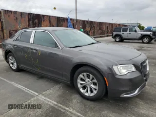 2018 Chrysler 300 Touring L z VIN 2C3CCAAG4JH317108, wystawiony jako Copart lot #55472305 z przebiegiem 70 977 mil mil oraz Szkoda całkowita • Salvage title. Historia ofert i sprzedaży dostępna na DreamBid. Obrazek 4.