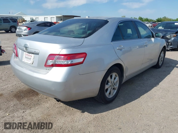 2011 Toyota Camry LE z VIN 4T1BF3EKXBU180291, wystawiony jako IAAI lot #42037125 z przebiegiem 242 462 mil mil oraz . Historia ofert i sprzedaży dostępna na DreamBid. Obrazek 4.