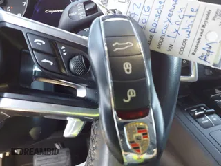 2016 Porsche Cayenne z VIN WP1AA2A2XGKA09945, wystawiony jako IAAI lot #41645654 z przebiegiem 79 327 mil mil oraz . Historia ofert i sprzedaży dostępna na DreamBid. Obrazek 11.