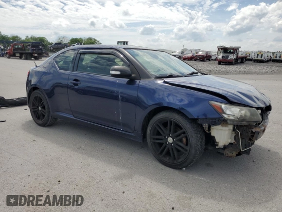 2013 Scion tC z VIN JTKJF5C77D3045734, wystawiony jako Copart lot #55356405 z przebiegiem 174 691 mil mil oraz Szkody całkowita. Historia ofert i sprzedaży dostępna na DreamBid. Obrazek 4.