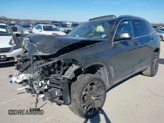2021 BMW X5 xDrive40i z VIN 5UXCR6C09M9G00150, wystawiony jako IAAI lot #41647528 z przebiegiem Nie podano mil oraz . Historia ofert i sprzedaży dostępna na DreamBid. Obrazek 6.