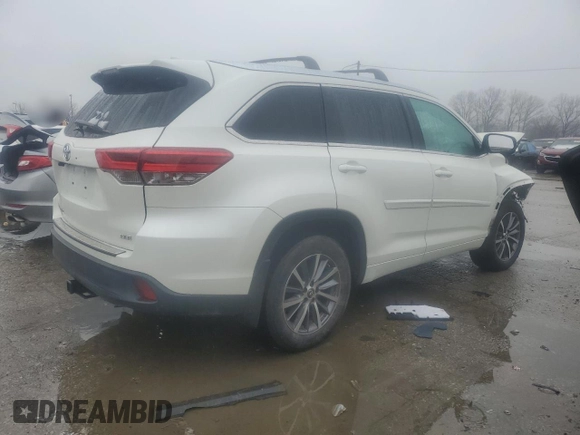 2018 Toyota Highlander SE z VIN 5TDKZRFH2JS548614, wystawiony jako Copart lot #45103245 z przebiegiem Nie podano mil oraz Szkoda całkowita • Salvage title. Historia ofert i sprzedaży dostępna na DreamBid. Obrazek 3.