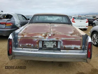 1981 Cadillac Fleetwood z VIN 1G6AB4790B9242220, wystawiony jako Copart lot #88823935 z przebiegiem 57 484 mil mil oraz Szkoda całkowita • Salvage title. Historia ofert i sprzedaży dostępna na DreamBid. Obrazek 6.