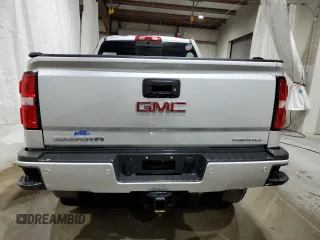 2018 GMC Sierra 2500HD Denali z VIN 1GT12UEY3JF252702, wystawiony jako Copart lot #55387655 z przebiegiem 75 059 mil mil oraz Szkody całkowita. Historia ofert i sprzedaży dostępna na DreamBid. Obrazek 6.