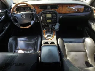 2004 Jaguar XJ R z VIN SAJWA73B44TG20291, wystawiony jako Copart lot #54452375 z przebiegiem 148 491 mil mil oraz Czysty tytuł • Clean title. Historia ofert i sprzedaży dostępna na DreamBid. Obrazek 8.